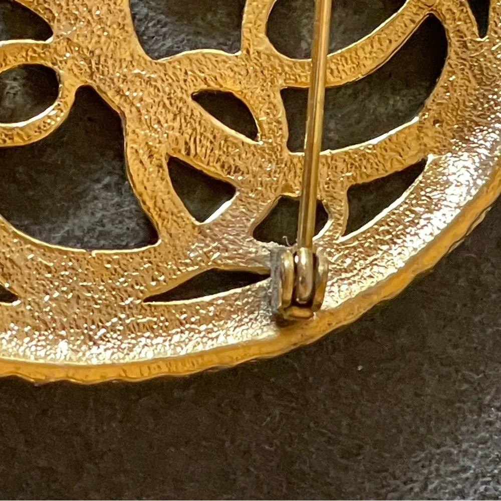 Vintage gold tone, swirl, pin. Beautiful scroll trim.